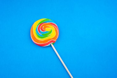 Şeker ve Sweets konsepti. Renkli arkaplanda renkli lolipoplar