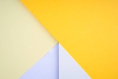 Yumuşak pastel renkli kağıtların yaratıcı düzenlemesi soyut bir arkaplan oluşturuyor