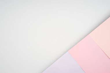 Yumuşak pastel renkli kağıtların yaratıcı düzenlemesi soyut bir arkaplan oluşturuyor