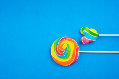 Şeker ve Sweets konsepti. Renkli arkaplanda renkli lolipoplar