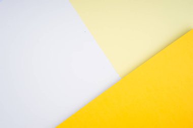 Yumuşak pastel renkli kağıtların yaratıcı düzenlemesi soyut bir arkaplan oluşturuyor