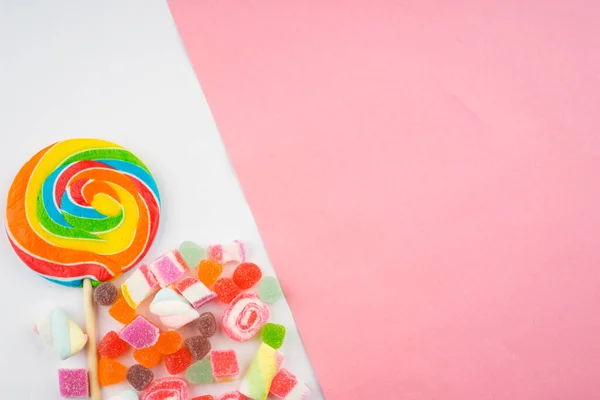 Arrangement Créatif Bonbons Colorés Bonbons Sur Fond Pastel Vue Plate — Photo