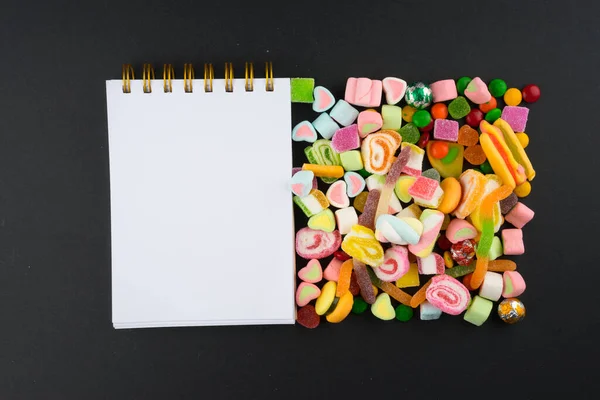 Kreative Anordnung Von Bunten Bonbons Und Süßigkeiten Auf Dunklem Hintergrund — Stockfoto