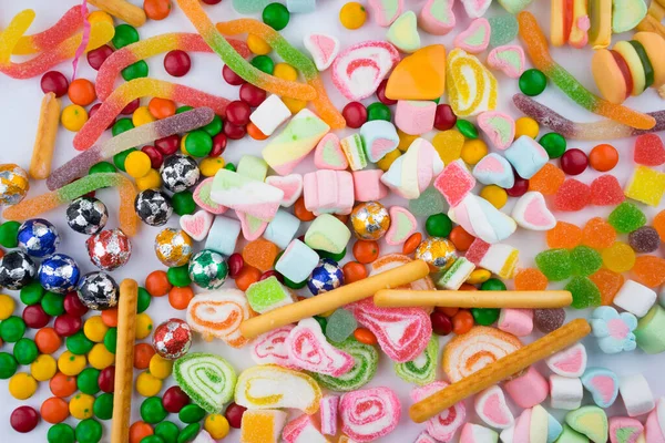 Kreative Anordnung Von Bunten Bonbons Und Süßigkeiten Auf Weißem Hintergrund — Stockfoto