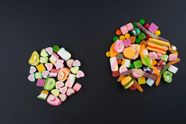 Kreative Anordnung Von Bunten Bonbons Und Süßigkeiten Auf Dunklem Hintergrund — Stockfoto