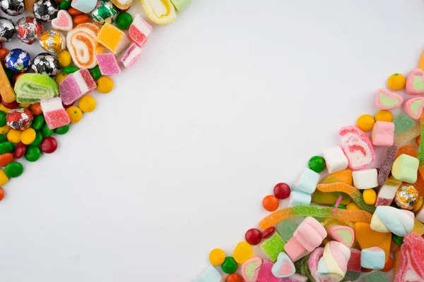 Arrangement Créatif Bonbons Colorés Bonbons Sur Fond Blanc Vue Plate — Photo