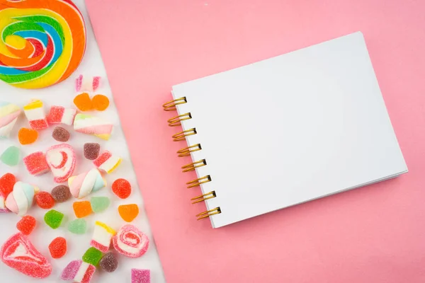 Arrangement Créatif Bonbons Colorés Bonbons Sur Fond Pastel Vue Plate — Photo