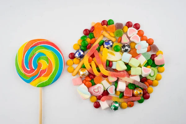 Kreative Anordnung Von Bunten Bonbons Und Süßigkeiten Auf Weißem Hintergrund — Stockfoto