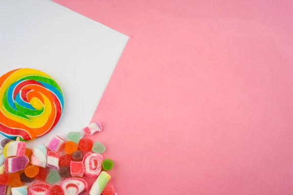 Arrangement Créatif Bonbons Colorés Bonbons Sur Fond Pastel Vue Plate — Photo