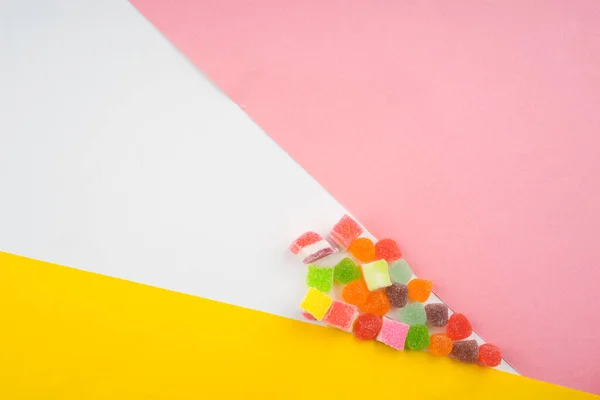 Abstrakte Anordnung Von Bonbons Und Süßigkeiten Auf Buntem Hintergrund — Stockfoto