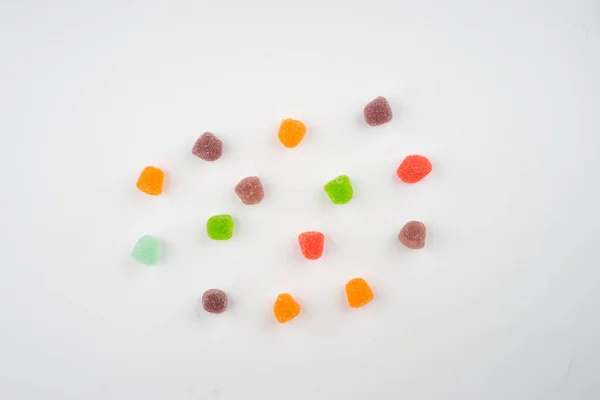 Kreatywny Układ Kolorowych Cukierków Słodyczy Białym Tle Widok Płaski — Zdjęcie stockowe
