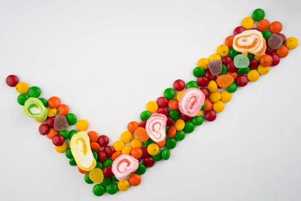 Arrangement Créatif Bonbons Colorés Bonbons Sur Fond Blanc Vue Plate — Photo