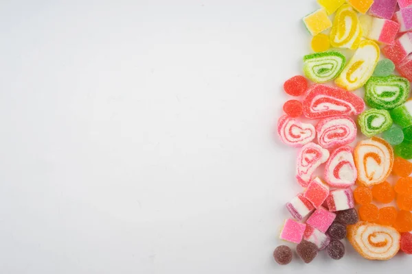 白い背景にカラフルなキャンディーやお菓子の創造的な配置 平面図 — ストック写真