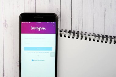 KUALA LUMPUR, MALAYSIA - 27 Şubat 2018: Apple iPhone 'daki Instagram uygulaması. Instagram, 800 milyondan fazla kullanıcıyla fotoğraf ve video paylaşmak için popüler bir sosyal medya uygulamasıdır..