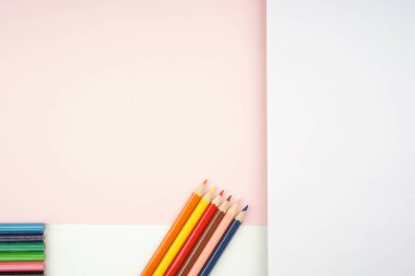 Okula dönüş konsepti. Kalem, kalem, suluboya ve diğerleri gibi kırtasiyelerin düz görünümü ışık arkaplan üzerinde yaratıcı olarak düzenlenmiştir.