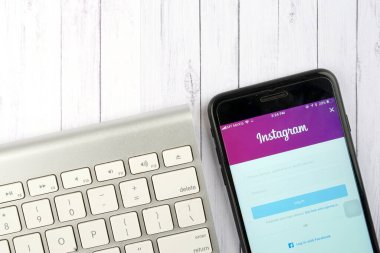 KUALA LUMPUR, MALAYSIA - 27 Şubat 2018: Apple iPhone 'daki Instagram uygulaması. Instagram, 800 milyondan fazla kullanıcıyla fotoğraf ve video paylaşmak için popüler bir sosyal medya uygulamasıdır..