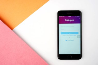 KUALA LUMPUR, MALAYSIA - 27 Şubat 2018: Apple iPhone 'daki Instagram uygulaması. Instagram, 800 milyondan fazla kullanıcıyla fotoğraf ve video paylaşmak için popüler bir sosyal medya uygulamasıdır..