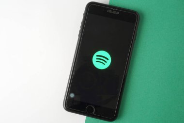 KUALA LUMPUR - 27 Şubat 2018: Akıllı telefondaki uygulamayı bozmak. Spotify popüler bir çevrimiçi müzik yayınlama servisidir..