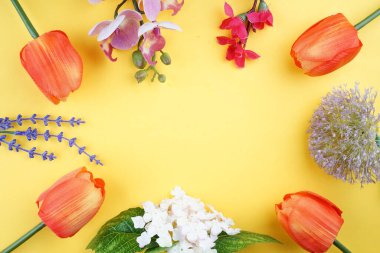 Bahar ya da yaz mevsimi konsepti için yaratıcı çiçek düzenlemeleri. Düz görünüm.