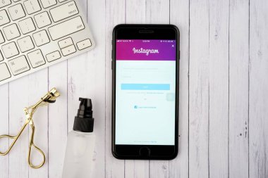 KUALA LUMPUR, MALAYSIA - 27 Şubat 2018: Apple iPhone 'daki Instagram uygulaması. Instagram, 800 milyondan fazla kullanıcıyla fotoğraf ve video paylaşmak için popüler bir sosyal medya uygulamasıdır..