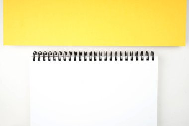 Okula dönüş konsepti. Kalem, kalem, suluboya ve diğerleri gibi kırtasiyelerin düz görünümü ışık arkaplan üzerinde yaratıcı olarak düzenlenmiştir.