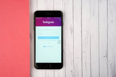 KUALA LUMPUR, MALAYSIA - 27 Şubat 2018: Apple iPhone 'daki Instagram uygulaması. Instagram, 800 milyondan fazla kullanıcıyla fotoğraf ve video paylaşmak için popüler bir sosyal medya uygulamasıdır..
