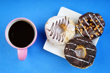 Çeşitli çörekler kahvaltı için yaratıcı bir şekilde düzenlendi. Düz veya üst görünüm.