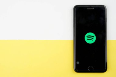 KUALA LUMPUR - 27 Şubat 2018: Akıllı telefondaki uygulamayı bozmak. Spotify popüler bir çevrimiçi müzik yayınlama servisidir..