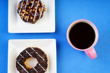 Çeşitli çörekler kahvaltı için yaratıcı bir şekilde düzenlendi. Düz veya üst görünüm.