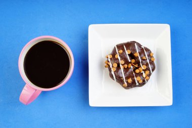 Çeşitli çörekler kahvaltı için yaratıcı bir şekilde düzenlendi. Düz veya üst görünüm.