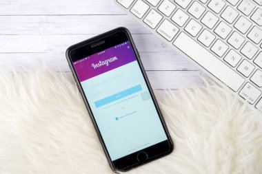 KUALA LUMPUR, MALAYSIA - 27 Şubat 2018: Apple iPhone 'daki Instagram uygulaması. Instagram, 800 milyondan fazla kullanıcıyla fotoğraf ve video paylaşmak için popüler bir sosyal medya uygulamasıdır..