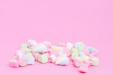 Pastel pembe arka planda şekerlemeler