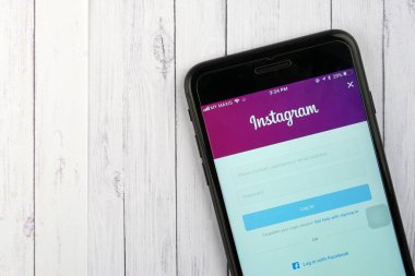 KUALA LUMPUR, MALAYSIA - 27 Şubat 2018: Apple iPhone 'daki Instagram uygulaması. Instagram, 800 milyondan fazla kullanıcıyla fotoğraf ve video paylaşmak için popüler bir sosyal medya uygulamasıdır..