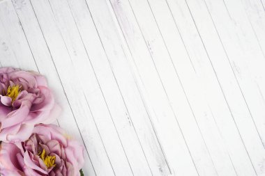 Bahar ya da yaz mevsimi konsepti için yaratıcı çiçek düzenlemeleri. Düz görünüm.