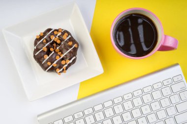 Çeşitli çörekler kahvaltı için yaratıcı bir şekilde düzenlendi. Düz veya üst görünüm.