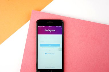 KUALA LUMPUR, MALAYSIA - 27 Şubat 2018: Apple iPhone 'daki Instagram uygulaması. Instagram, 800 milyondan fazla kullanıcıyla fotoğraf ve video paylaşmak için popüler bir sosyal medya uygulamasıdır..