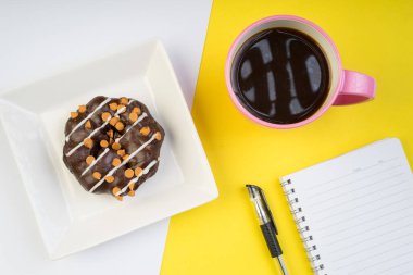 Çeşitli çörekler kahvaltı için yaratıcı bir şekilde düzenlendi. Düz veya üst görünüm.
