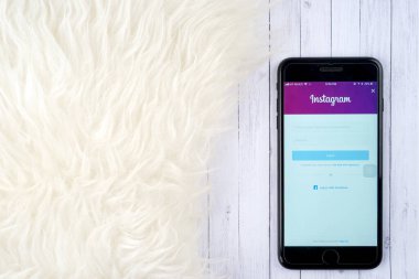KUALA LUMPUR, MALAYSIA - 27 Şubat 2018: Apple iPhone 'daki Instagram uygulaması. Instagram, 800 milyondan fazla kullanıcıyla fotoğraf ve video paylaşmak için popüler bir sosyal medya uygulamasıdır..