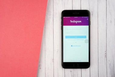 KUALA LUMPUR, MALAYSIA - 27 Şubat 2018: Apple iPhone 'daki Instagram uygulaması. Instagram, 800 milyondan fazla kullanıcıyla fotoğraf ve video paylaşmak için popüler bir sosyal medya uygulamasıdır..
