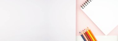 Okula dönüş konsepti. Kalem, kalem, suluboya ve diğerleri gibi kırtasiyelerin düz görünümü açık arkaplanda yaratıcı bir şekilde düzenlenmiştir. Panorama ya da pankart biçimi