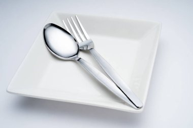 Çatal, çatal ve kaşıktan oluşan yaratıcı bir mutfak düzeni. Soyut ve kavramsal.