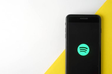 KUALA LUMPUR - 27 Şubat 2018: Akıllı telefondaki uygulamayı bozmak. Spotify popüler bir çevrimiçi müzik yayınlama servisidir..