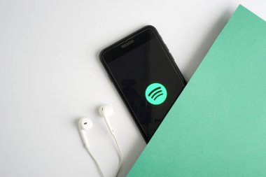 KUALA LUMPUR - 27 Şubat 2018: Akıllı telefondaki uygulamayı bozmak. Spotify popüler bir çevrimiçi müzik yayınlama servisidir..