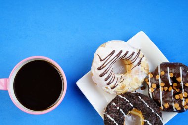 Çeşitli çörekler kahvaltı için yaratıcı bir şekilde düzenlendi. Düz veya üst görünüm.