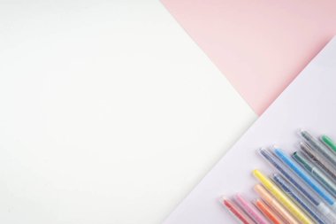 Okula dönüş konsepti. Kalem, kalem, suluboya ve diğerleri gibi kırtasiyelerin düz görünümü ışık arkaplan üzerinde yaratıcı olarak düzenlenmiştir.