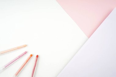 Okula dönüş konsepti. Kalem, kalem, suluboya ve diğerleri gibi kırtasiyelerin düz görünümü ışık arkaplan üzerinde yaratıcı olarak düzenlenmiştir.