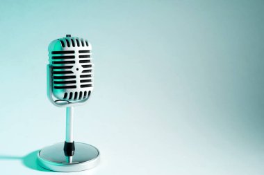 Kopyalama alanı olan bir mikrofon. Evergreen müzik konsepti.