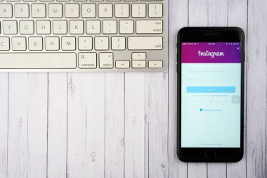 KUALA LUMPUR, MALAYSIA - 27 Şubat 2018: Apple iPhone 'daki Instagram uygulaması. Instagram, 800 milyondan fazla kullanıcıyla fotoğraf ve video paylaşmak için popüler bir sosyal medya uygulamasıdır..