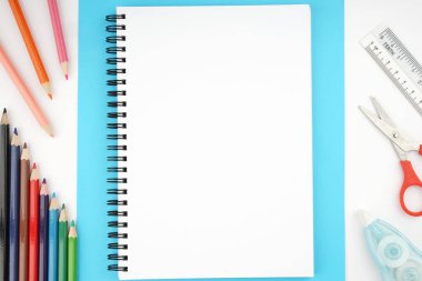 Okula dönüş konsepti. Kalem, kalem, suluboya ve diğerleri gibi kırtasiyelerin düz görünümü ışık arkaplan üzerinde yaratıcı olarak düzenlenmiştir.