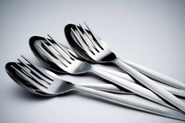 Çatal, çatal ve kaşıktan oluşan yaratıcı bir mutfak düzeni. Soyut ve kavramsal.